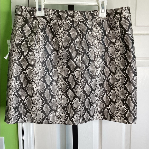 Blank NYC Snakeskin Faux Leather Zippered Mini Skirt, size 29, NWT - Picture 5 of 6
